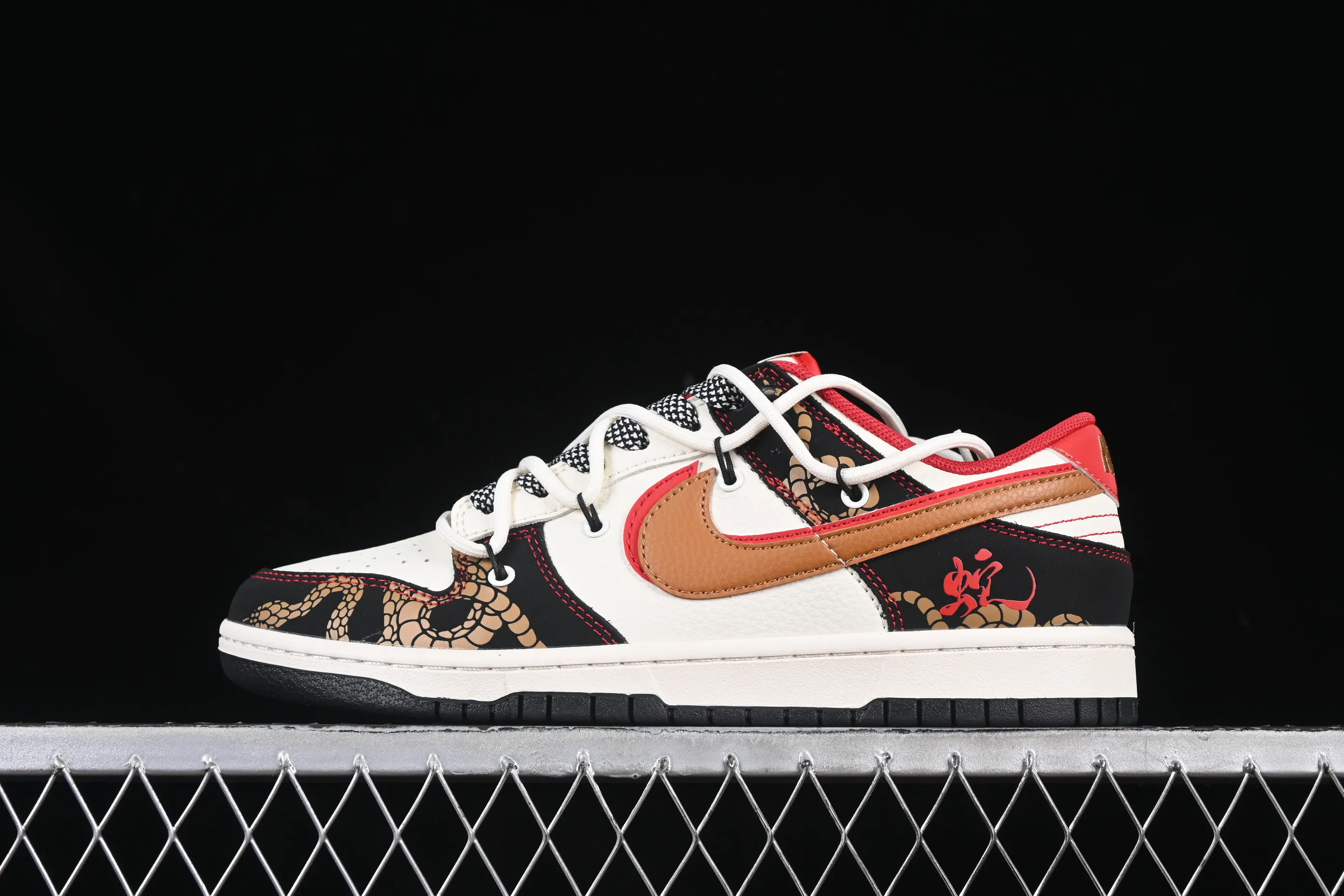 All categories Nk SB Dunk Series Nk SB Dunk Low High-end customization Low-top sneakers Nike SB Dunk Low Year of the Snake series Strap red and brown double hook Anniversary high-end customization Low-top casual sneakers SJ2068-312